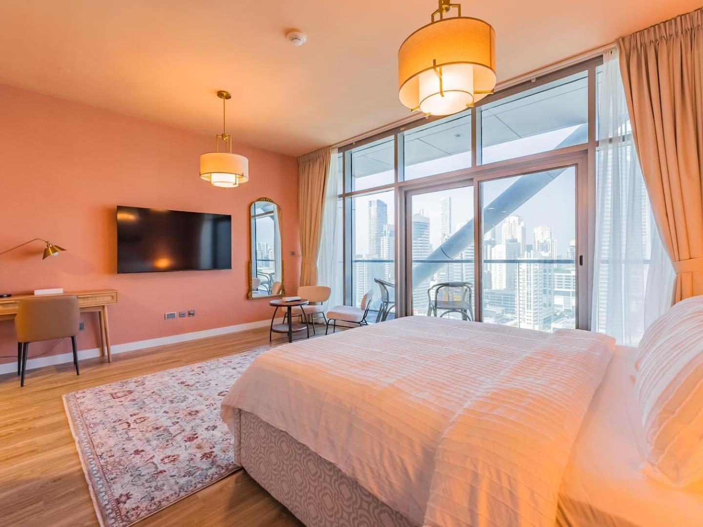 Apartment King Bed Studio Near Metro Pool Fast Wifi *