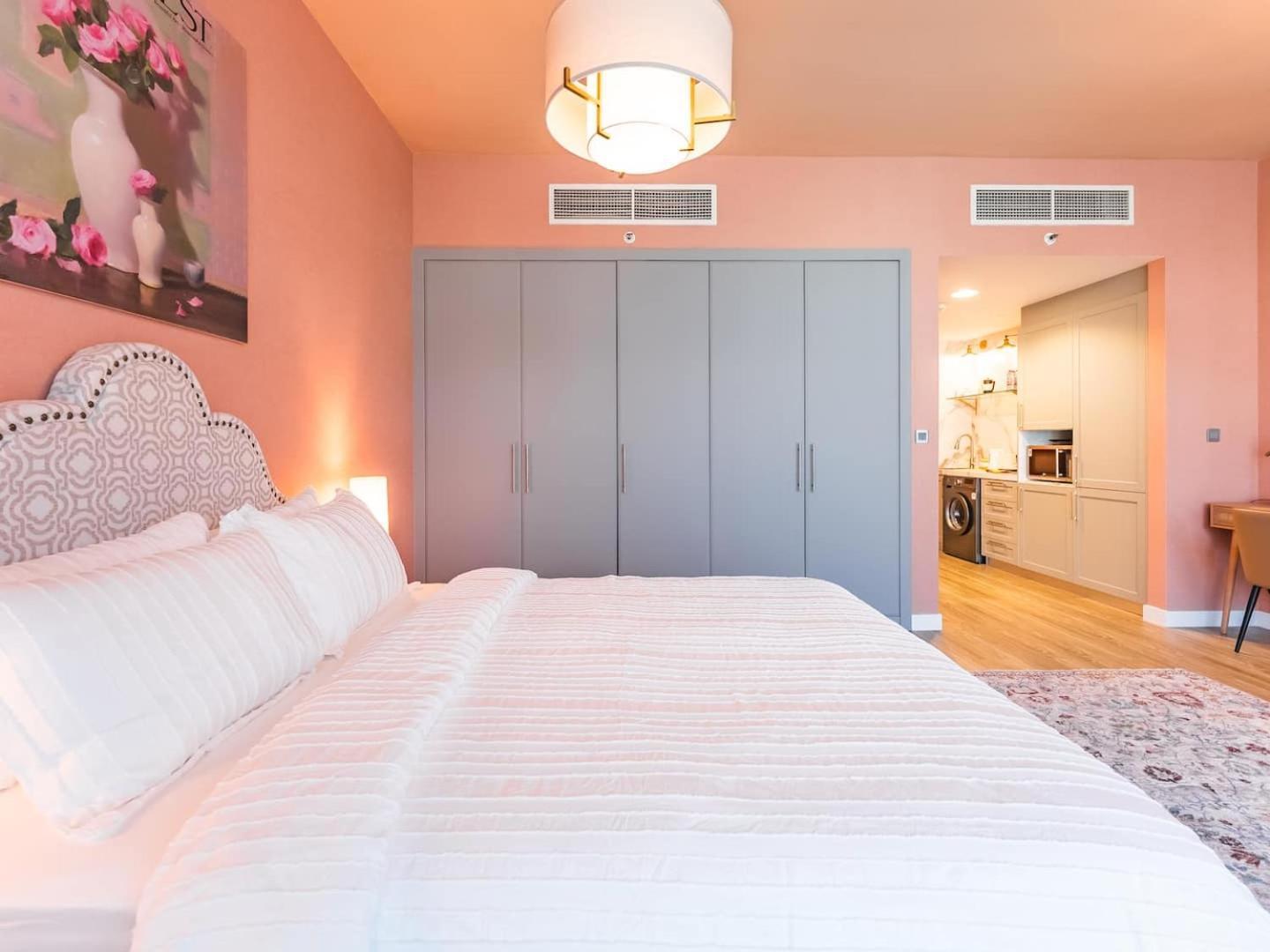 King Bed Studio Near Metro Pool Fast Wifi Apartment Dubai