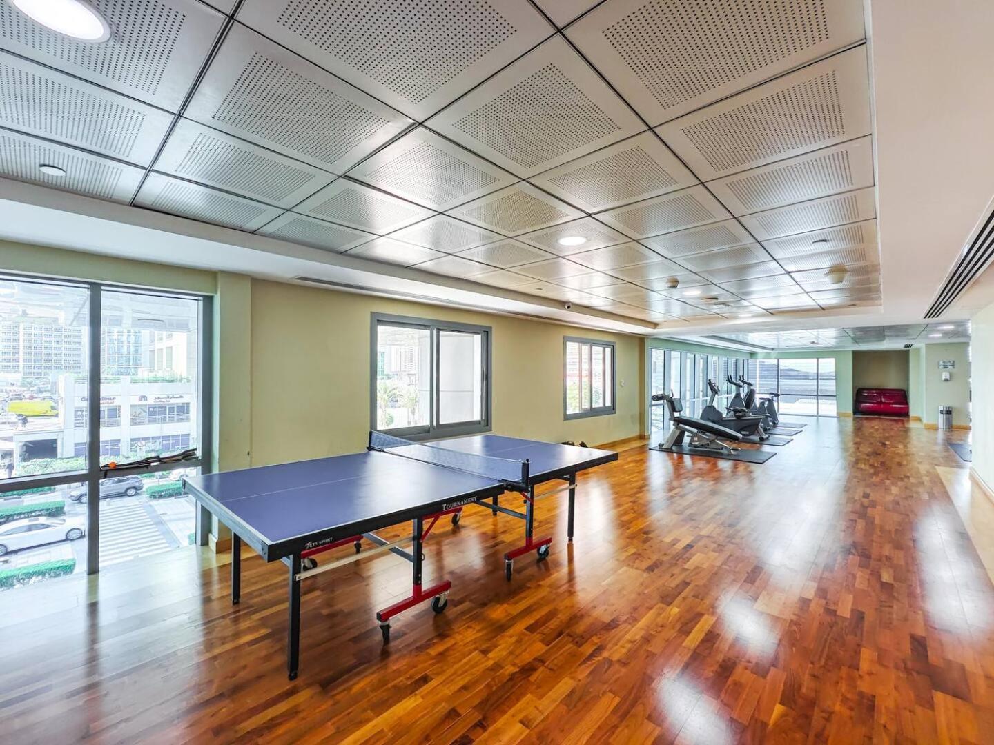 King Bed Studio Near Metro Pool Fast Wifi