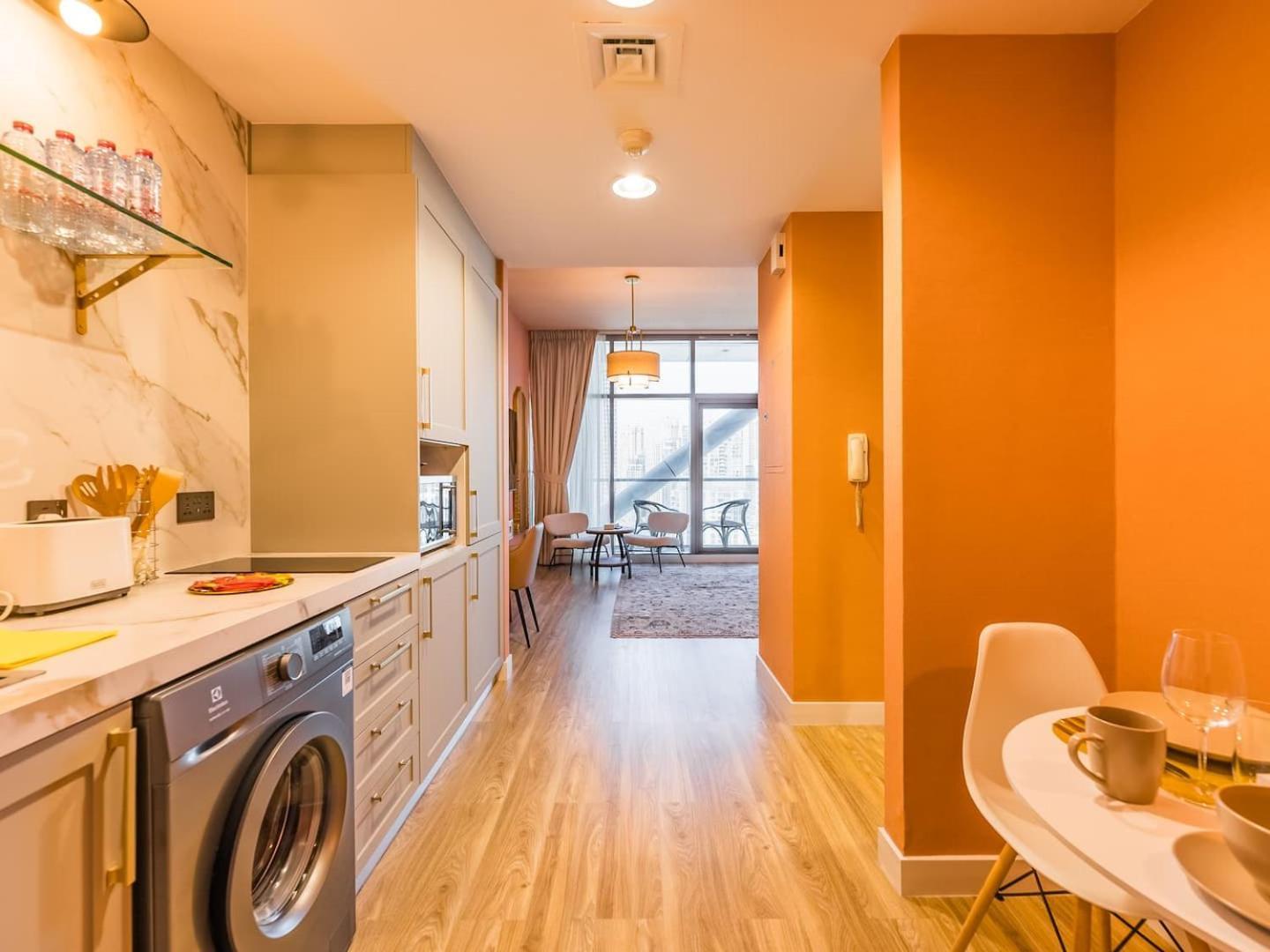 King Bed Studio Near Metro Pool Fast Wifi Apartment Dubai