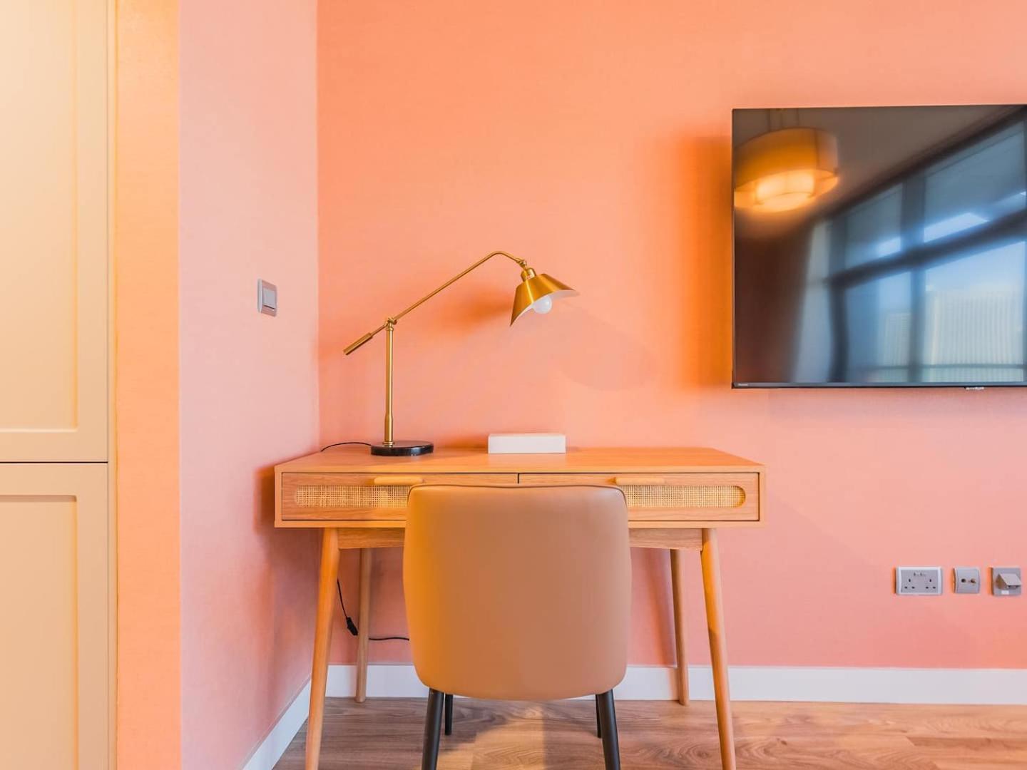 King Bed Studio Near Metro Pool Fast Wifi * Dubai