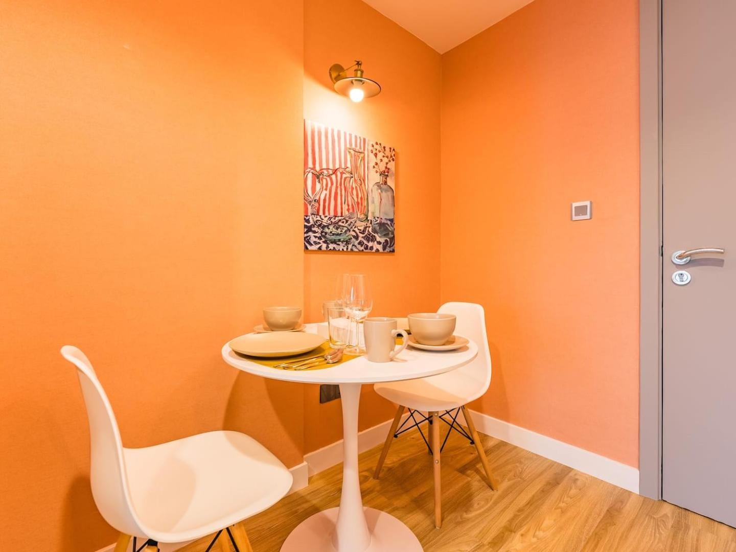 King Bed Studio Near Metro Pool Fast Wifi * Dubai
