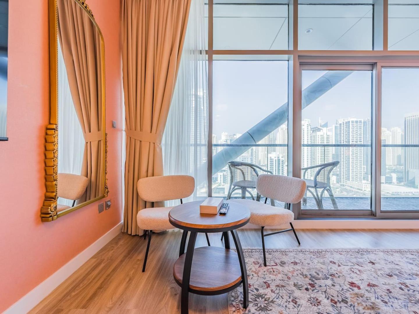Apartment King Bed Studio Near Metro Pool Fast Wifi *