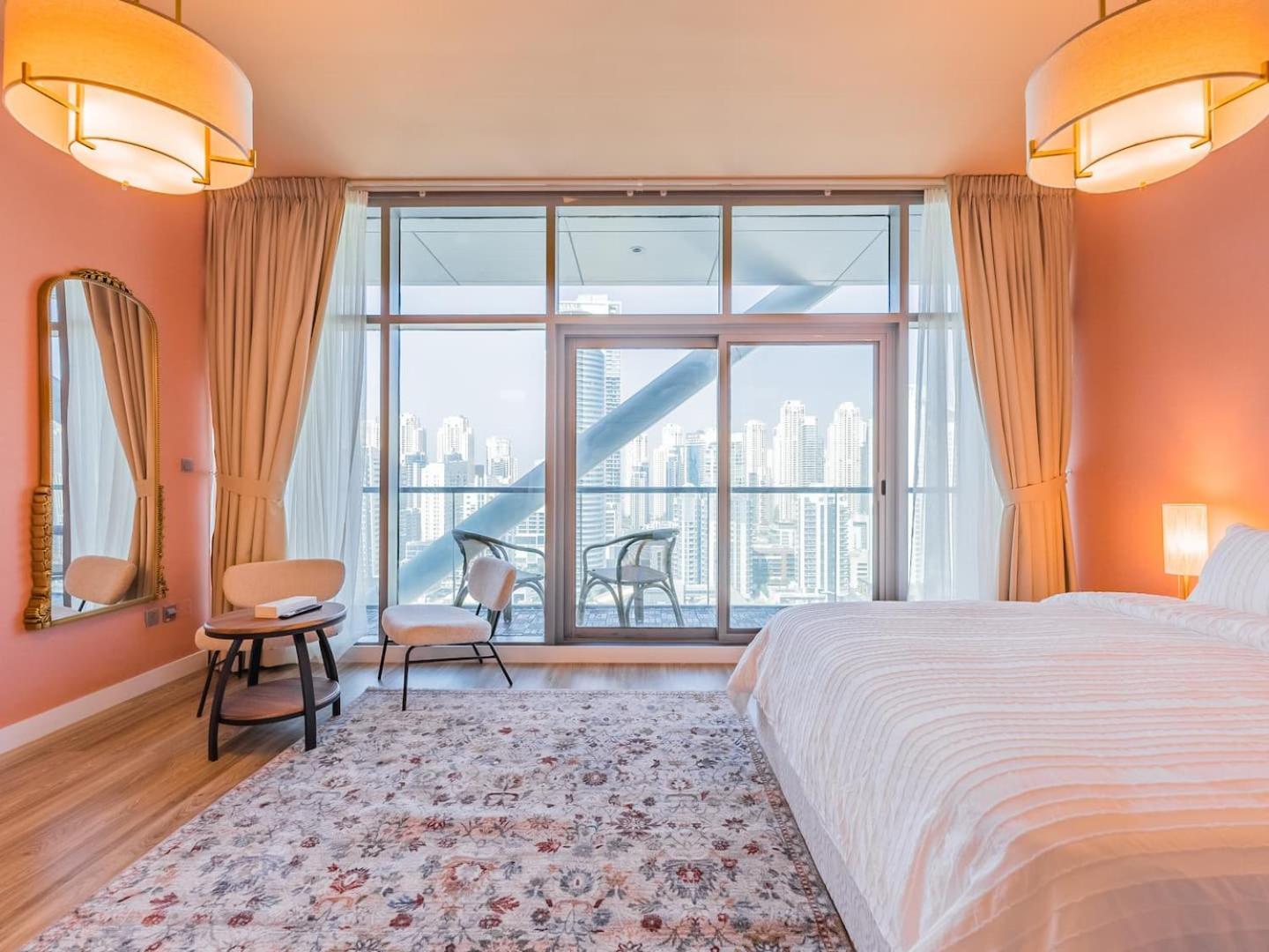 King Bed Studio Near Metro Pool Fast Wifi Dubai