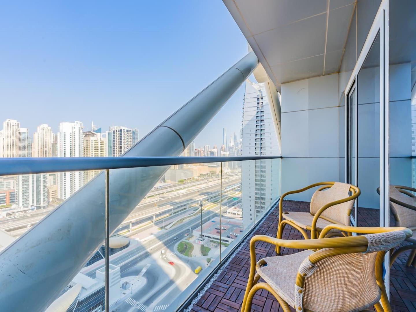 Apartment King Bed Studio Near Metro Pool Fast Wifi Dubai