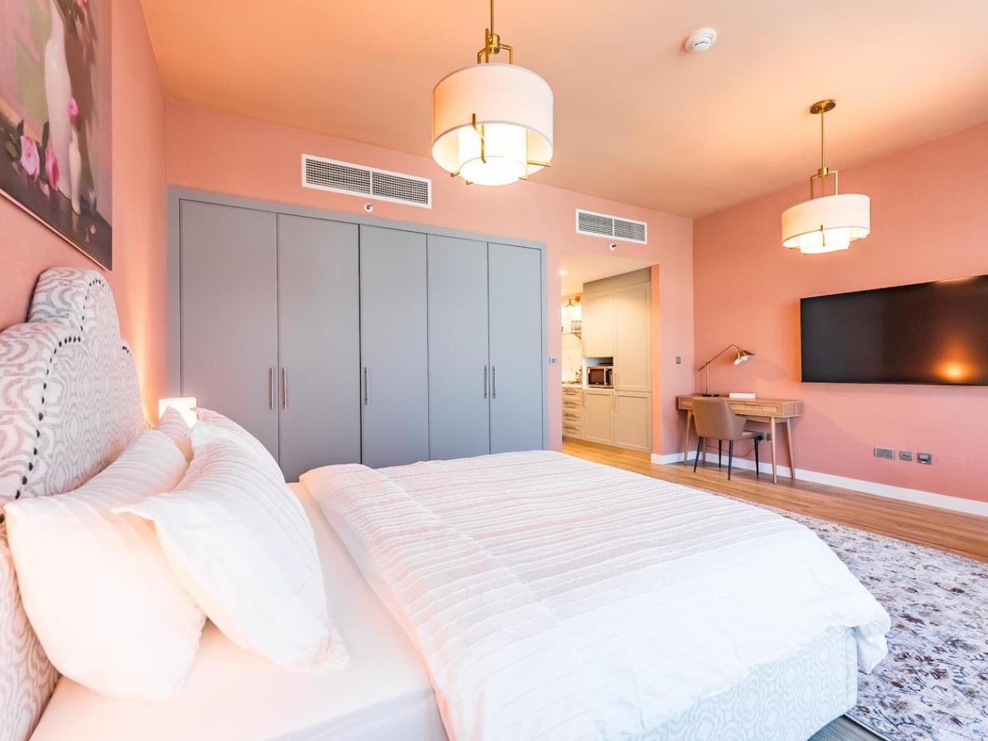 King Bed Studio Near Metro Pool Fast Wifi Dubai