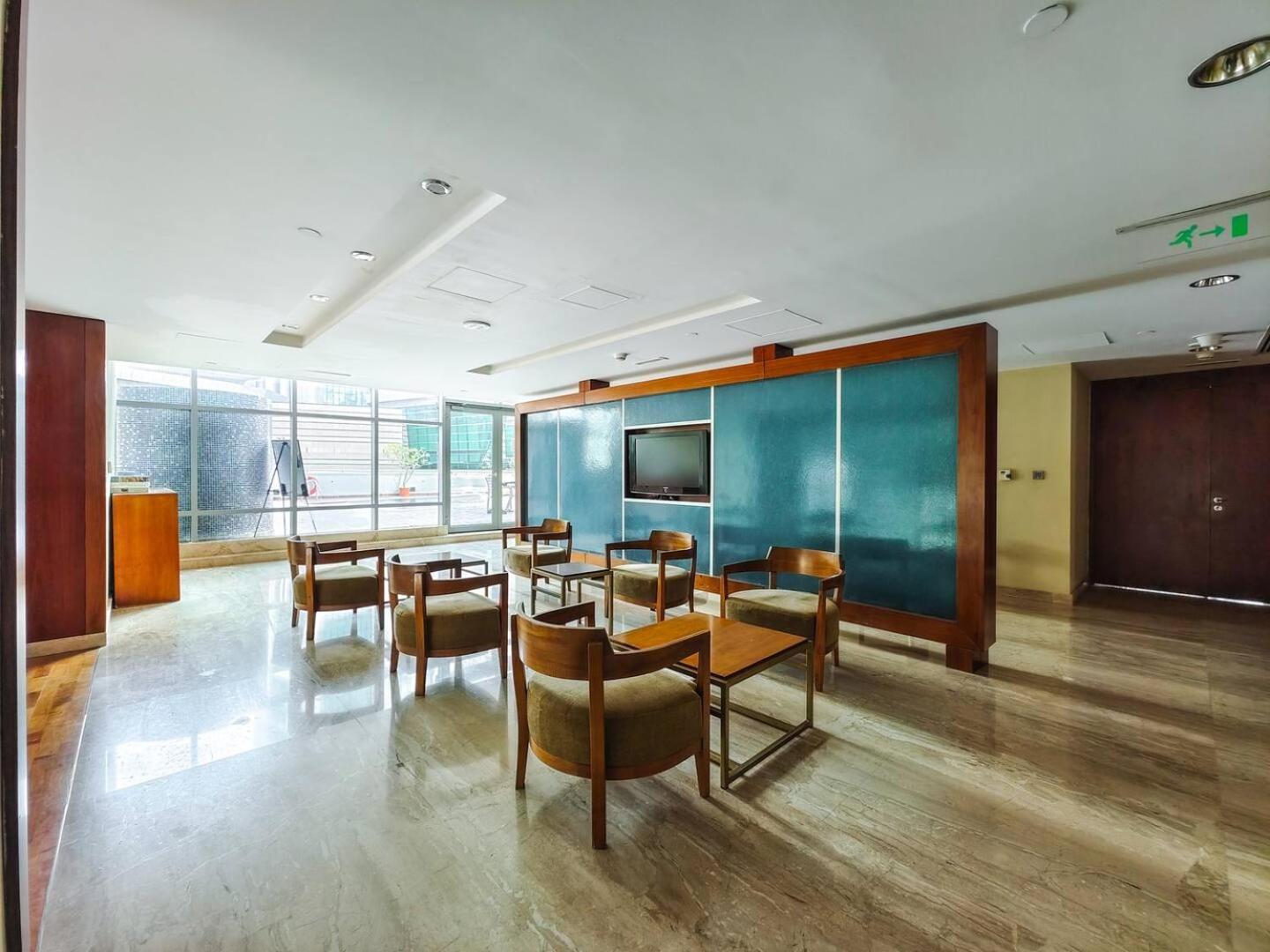 King Bed Studio Near Metro Pool Fast Wifi Apartment Dubai