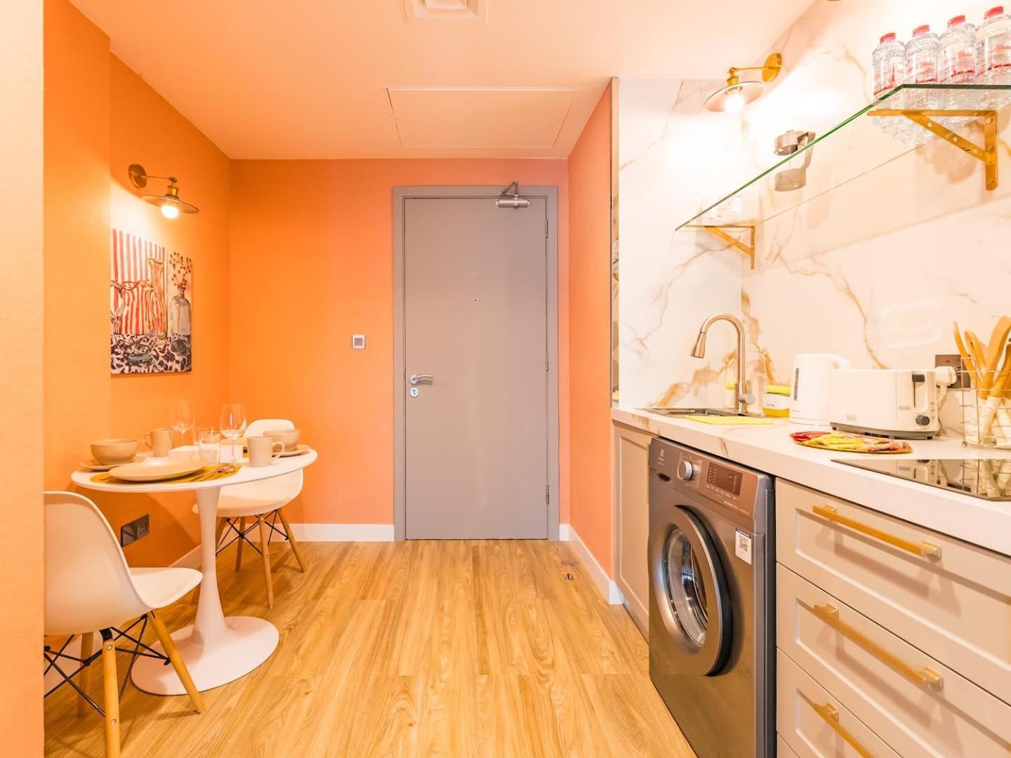 King Bed Studio Near Metro Pool Fast Wifi